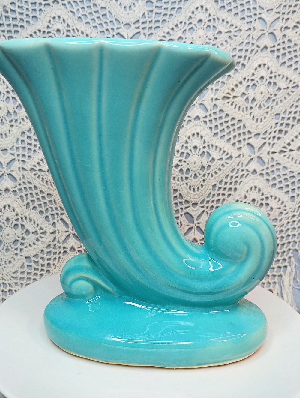 USA Shawnee Cornucopia Vase/Planter